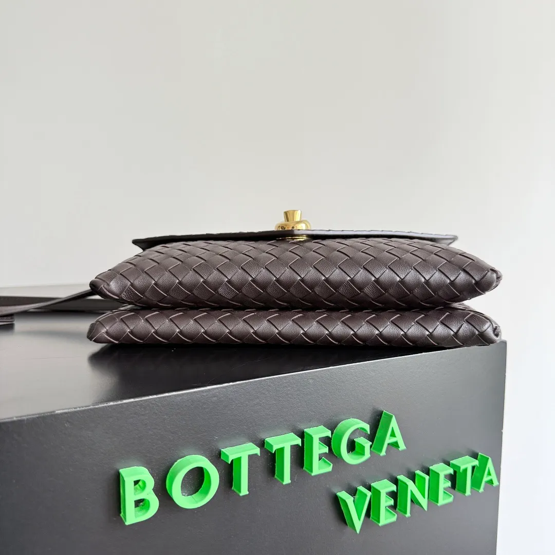 Batch 1660 BOTTEGA VENETA 2025 new product KNOT LOCK crossbody bag subverts the rigid lines of traditional tote bags, using drapey leather to create a three-dimensional silhouette that breathes. It has compartments and multiple card slots inside, making it a versatile commuter bag that can be used in various occasions. The details are full of exquisiteness, the casual retro color tone, and the upper body are full of elegance. Whether you are commuting or going out on the street, you can easily hold it. The two carrying methods of hand-carrying and long shoulder strap are very practical! At the same time, the shoulder strap is detachable, suitable for various dressing styles~ Whether it is a dinner party or daily commuting, it can be easily controlled and becomes your versatile tool❤️ Style number: 817191 Size: 25*16*5.5cm